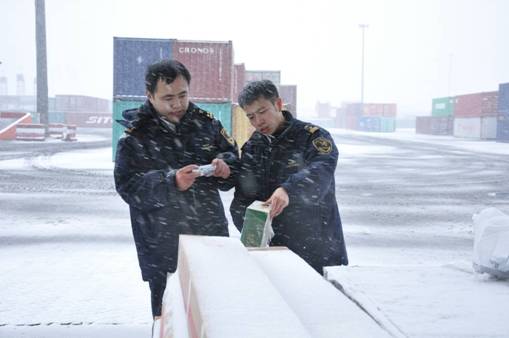 海关冒雪查验保通关(图)