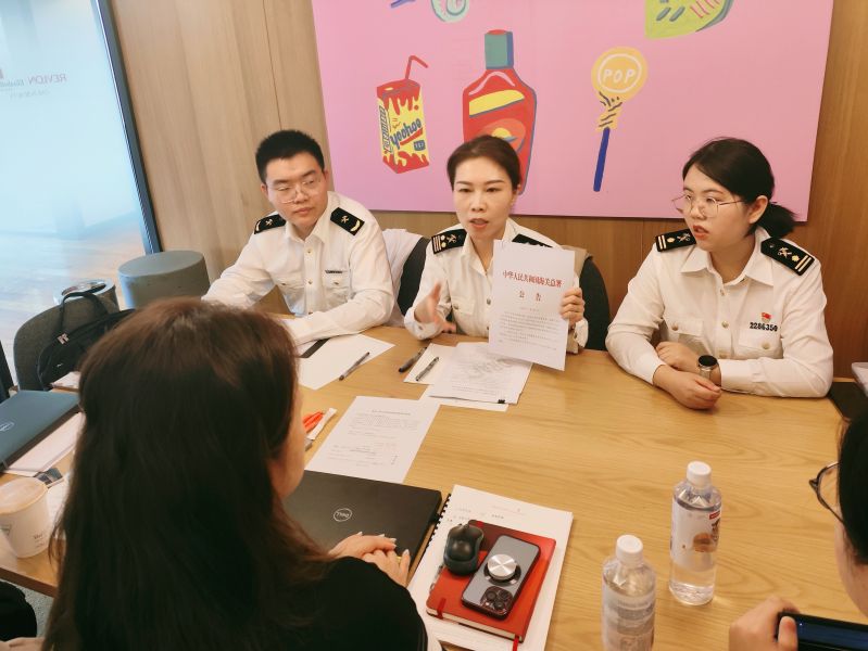 吴淞海关稽查六科到某知名化妆品公司宣传最新主动披露政策，精准释放政策红利，做好服务企业“暖心人”